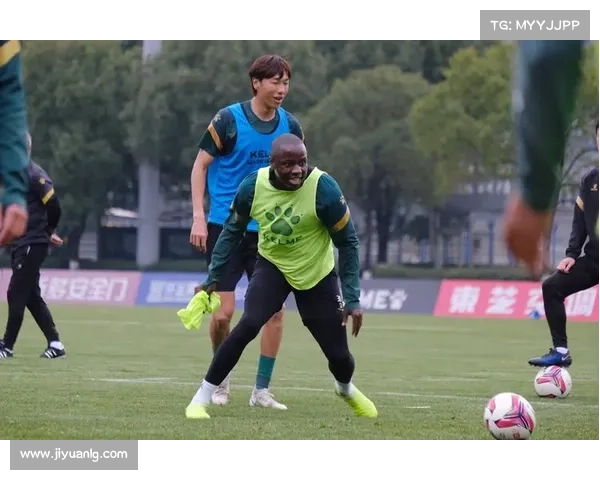 荷媒报道：廷贝尔因身体不适单独训练 今日已恢复正常参加团队训练